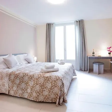 Sanny-grande B Sleeps 8 With Pool By Italian *