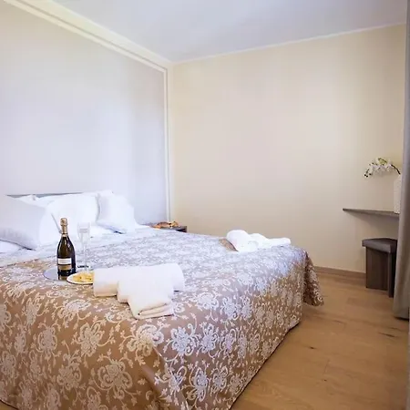 Sanny-grande B Sleeps 8 With Pool By Italian Appartement
