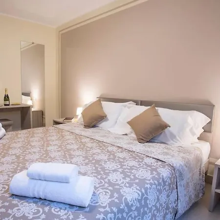 Appartement Sanny-grande B Sleeps 8 With Pool By Italian