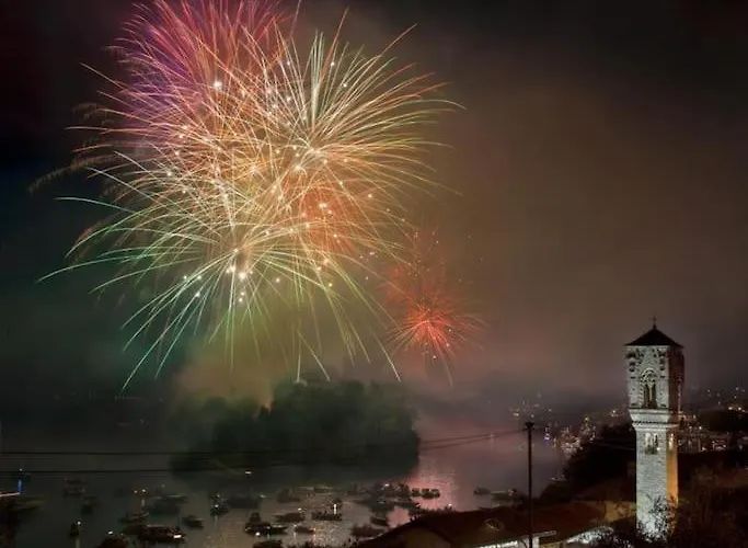 Sanny-grande B Sleeps 8 With Pool By Italian Ossuccio