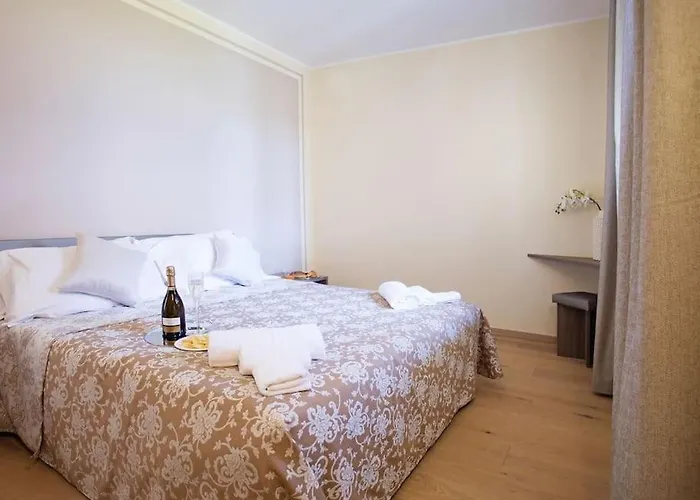 Sanny-grande B Sleeps 8 With Pool By Italian Apartment