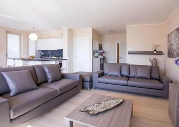 Sanny-grande B Sleeps 8 With Pool By Italian Ossuccio