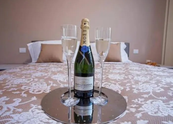 Sanny-grande B Sleeps 8 With Pool By Italian Apartmán Ossuccio