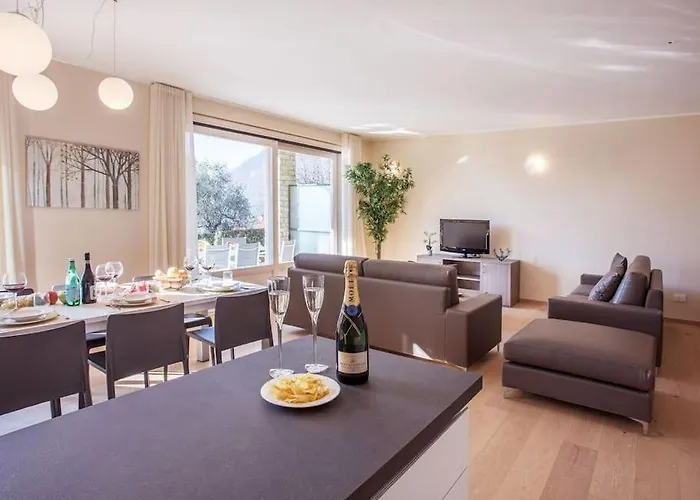 Sanny-grande B Sleeps 8 With Pool By Italian Apartment Ossuccio