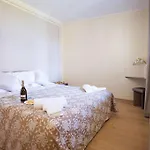 Sanny-grande B Sleeps 8 With Pool By Italian アパート