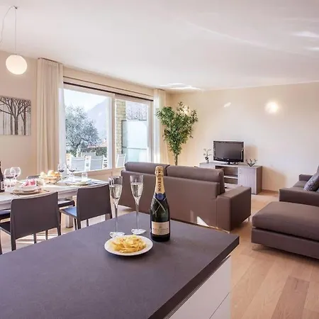 Sanny-grande B Sleeps 8 With Pool By Italian Lejlighed Ossuccio