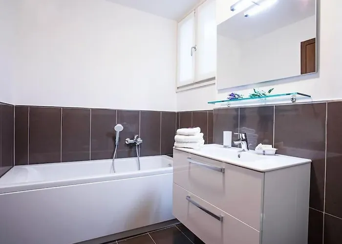 Sanny-grande B Sleeps 8 With Pool By Italian 公寓 *
