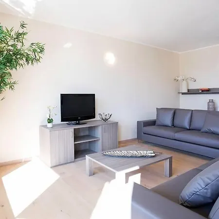 Sanny-grande B Sleeps 8 With Pool By Italian Appartamento Ossuccio